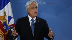 Piñera pide perdón y lanza un paquete de ayuda social ante otra jornada violenta