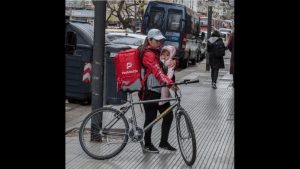 La historia detrás de la foto viral sobre la mamá repartidora de PedidosYa