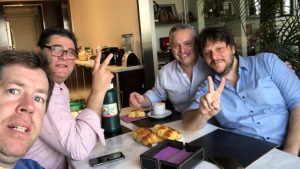Alberto Fernández antes de votar: paseo con su perro Dylan y desayuno con amigos