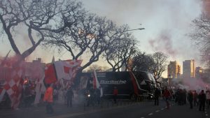 Así llegaron los micros de River y Boca a La Bombonera