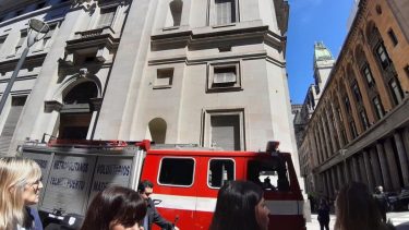 Incendio en la sede central del Banco Nación: los bomberos dicen que «está controlado»