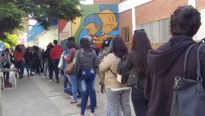 Una fila de dos cuadras para conseguir trabajo en el hospital más importante de Neuquén