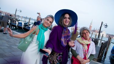 “De vieja por el mundo”: cine y teatro en una sola función