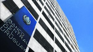 Tras las PASO, crece la salida de capitales hacia Uruguay