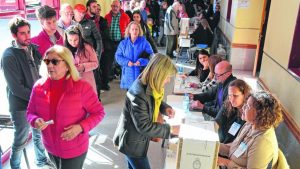 Más de medio millón de neuquinos eligen mañana presidente y legisladores
