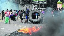 Imagen de Por el alza en los combustibles, las rutas siguen bloqueadas en Ecuador