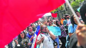 Los rostros de la desigualdad  cotidiana desfilan en las protestas de Santiago