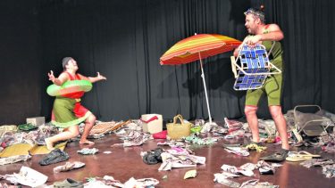 Noche de estreno: «Nuestras vacaciones», humor absurdo… y reflexivo en Neuquén
