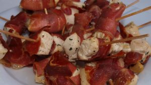 Pinchos de pollo envuelto en jamón crudo para chuparse los dedos