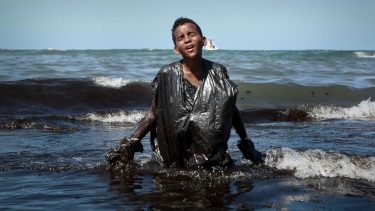 La imagen del niño que retrata el desastre del petroleo en Brasil