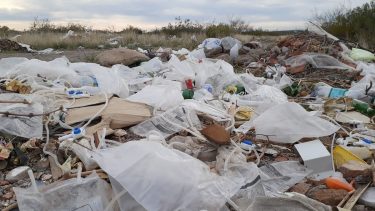 Arrojan residuos patógenos en la zona de bardas de Regina