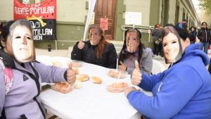 Corte en el centro de Neuquén: reclaman que Merlo los atienda