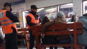La Policía Federal también controla pasajeros en la terminal de Bariloche