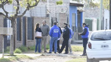 El policía en grave estado habría sido baleado por su pareja