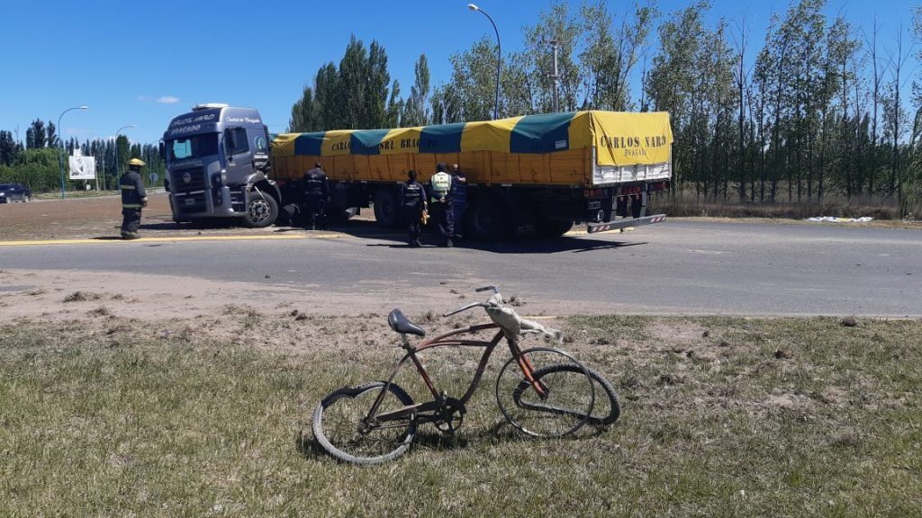 Un ciclista chocó contra un camión sobre la ruta 22 en Roca - Diario ...