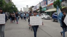 Imagen de Cortes de calle en el centro de Neuquén por reclamos al Gobierno provincial