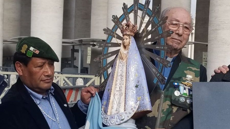 Palacios (izq.) y Martínez Torrens (der.) se reencontraron con la Virgen que veneraron en Malvinas. Foto: Gentileza Jorge Palacios. 