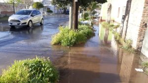 Caños rotos y una mañana bajo agua en el centro de Roca