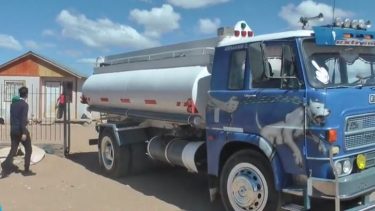 Refuerzan reparto de agua en Huincul por el ducto roto