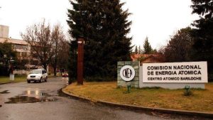 Trabajadores de limpieza en alerta por despidos en el Centro Atómico Bariloche