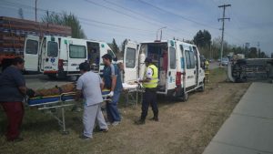 Perdió el control, chocó contra un poste de luz y volcó en el ingreso a Fernández Oro