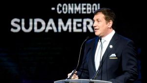 El presidente de la Conmebol ratificó a Santiago como sede de la final de la Libertadores