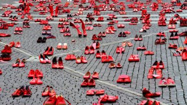 En Neuquén convocan a unirse a los «zapatos rojos» contra la violencia a las mujeres