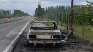 Se le prendió fuego el auto cuando transitaba por la Ruta 22