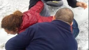 Rescatan a una mujer que cayó a una grieta glaciar en Caviahue