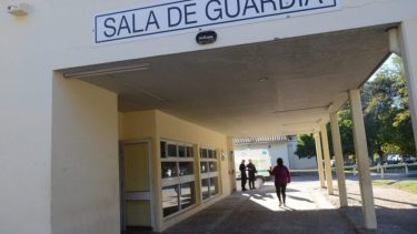 Fuerte choque dejó a un motociclista herido en Roca