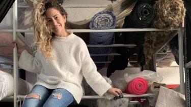 Recicla residuos de Vaca Muerta para crear diseños para un público exclusivo