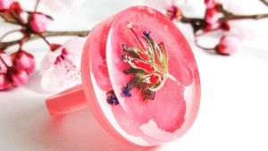 El roquense Juan Cruz Licitra recupera la naturaleza patagónica en las joyas que crea