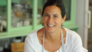 Juliana López May ultima detalles en la previa del Festival Yo Como en la bodega Humberto Canale