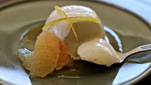 A disfrutar de una rica panna cotta de naranja y pomelo