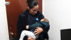 Cipolletti: una policía amamantó a un bebé que fue golpeado en un ritual religioso