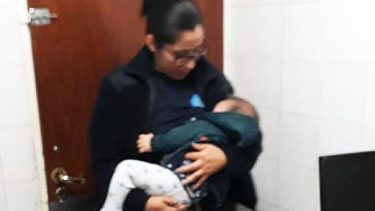 Cipolletti: una policía amamantó a un bebé que fue golpeado en un ritual religioso