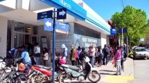 Imagen de Largas colas en Viedma para cobrar subsidios nacionales