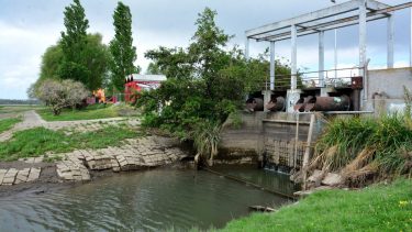 La burocracia facilita que la basura siga descargándose al río Negro en Viedma