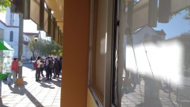 Desde la vereda se pudo observar la rotura de los vidrios. (foto; Andrés Stefani)

