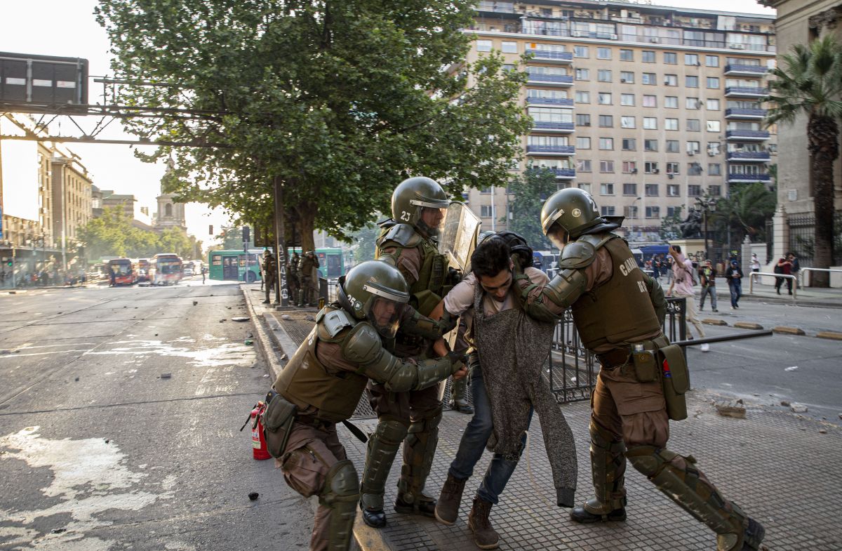 En Chile se han registrado al menos ocho muertos durante la represión en los disturbios masivos. 