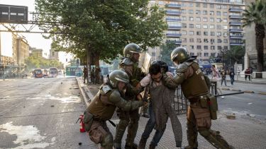 En Chile se han registrado al menos ocho muertos durante la represión en los disturbios masivos. 