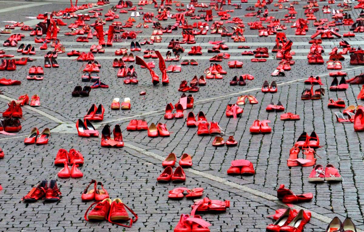 Quienes quieran participar de la instalación deben llevar sus zapatos rojos a la Subsecretaría de Derechos Humanos. (Gentileza).-