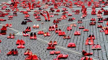Quienes quieran participar de la instalación deben llevar sus zapatos rojos a la Subsecretaría de Derechos Humanos. (Gentileza).-