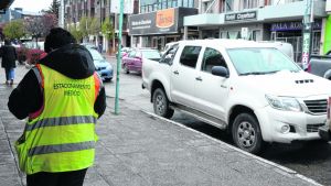 Le pidió que pague el estacionamiento medido y lo agredió frente a sus hijos