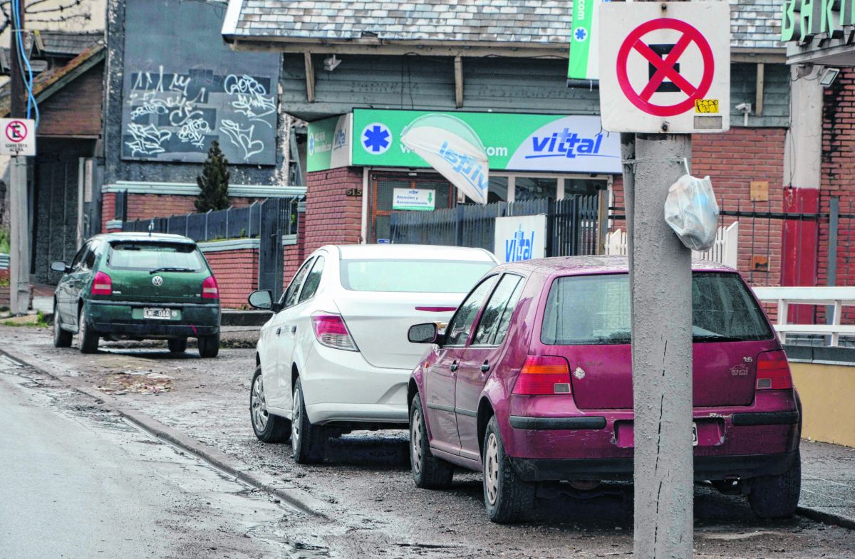 La calle Mitre perdió todos los espacios para estacionar desde que hace casi cuatro años arrancó la obra de remodelación. Foto: Alfredo Leiva