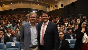 El acto de proclamación de autoridades se realiza en el cine teatro español. Foto: Florencia Salto