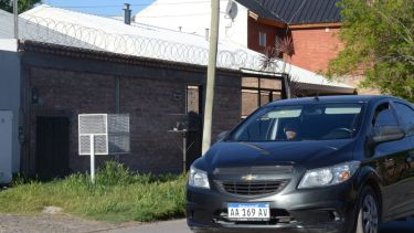 El alambrado de púas, las rejas y los sistemas de alarma son los recursos para defenderse.