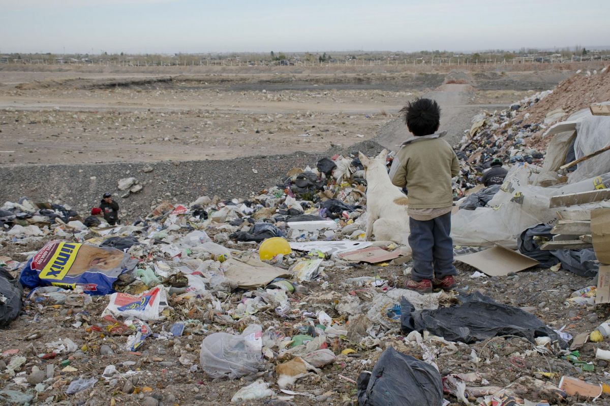 1 de cada 2 niños vive en un ambiente contaminado en Argentina.