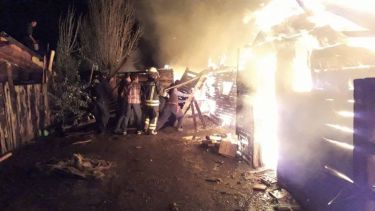 Los bomberos trabajaron por dos horas para contener las llamas. (Foto: Gentileza.-)