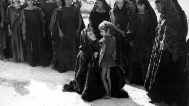 "Las Troyanas", filme de Michael Cacoyannis, con Katharine Hepburn, Vanessa Redgrave e Irene Papas.